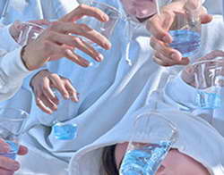 Экспорт Германии стремительно падает, хотя промышленное производство растет